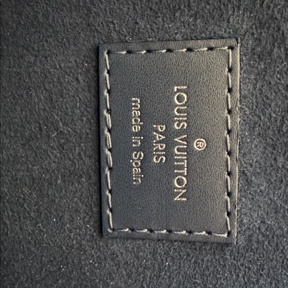 Louis Vuitton
Epi Neverfull MM w/Pouch - Picture 17 of 17